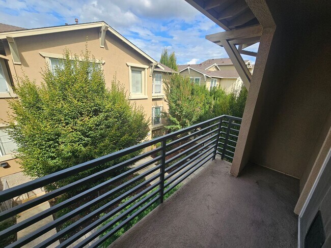 Building Photo - Modern, Private 2 Bed/2 Bath Condo with At...