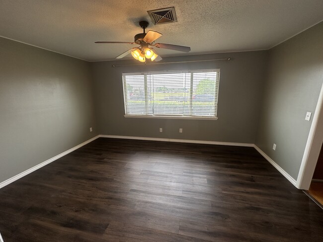Building Photo - 137 E Jarman Dr