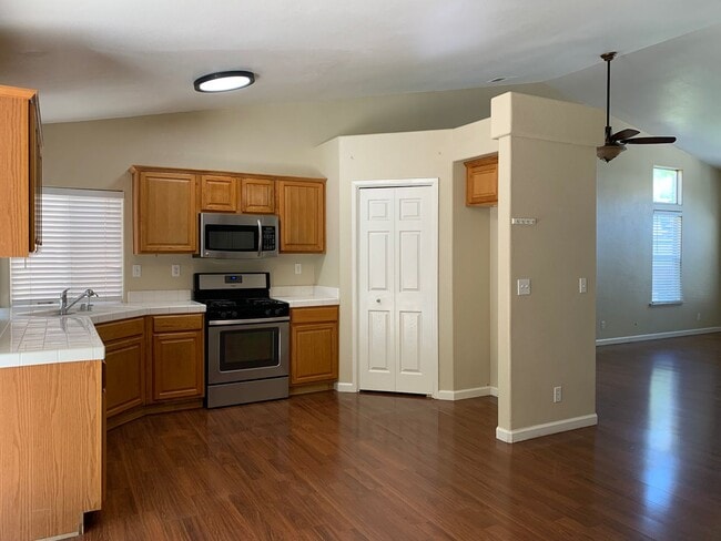 Building Photo - 4 Bedroom Home in Hollister with Huge Backyard!