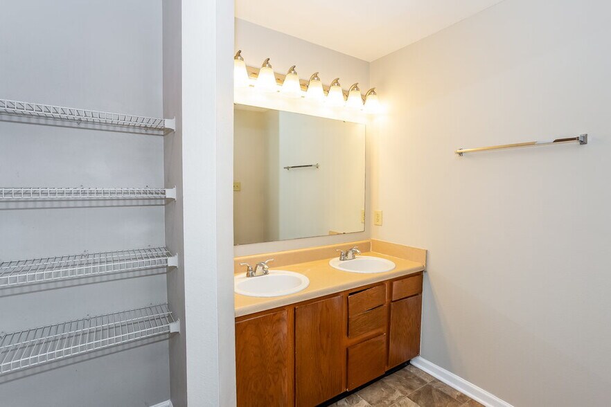 Building Photo - 8804 Old Potters Rd