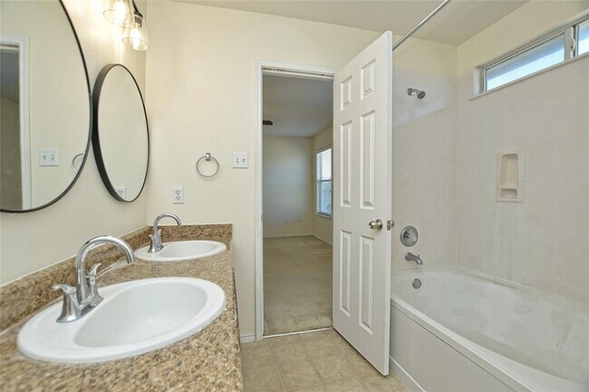 Building Photo - 811 Encinita Dr
