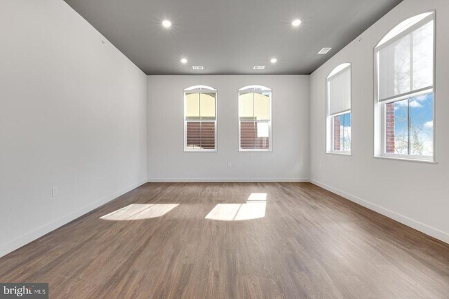 Building Photo - 525 N 41st St