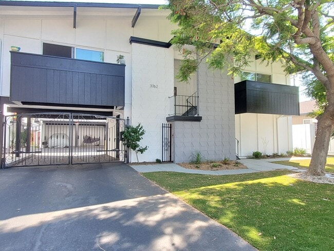 Building Photo - 3756-3762 Poinciana Dr