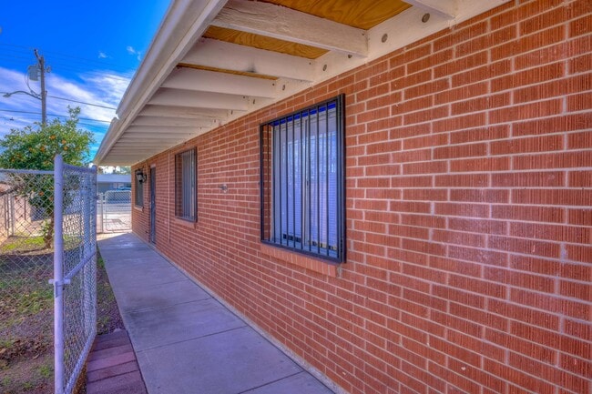 Building Photo - 417 E Jacinto St