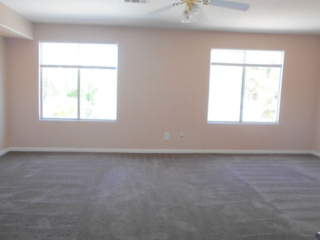 Building Photo - Spacious 4 bedroom Home Located in the Desirable Area of Henderson!