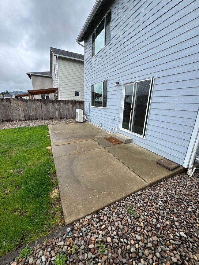 Building Photo - Stunning 3-Bedroom Home with Modern Comforts in a Quiet Neighborhood