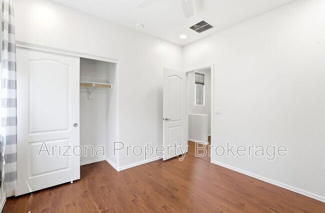 Building Photo - 4551 Luna Rd W