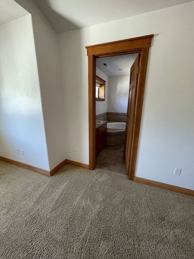 Building Photo - 4 Bd/3 Ba Townhouse on Pioneer Hill!