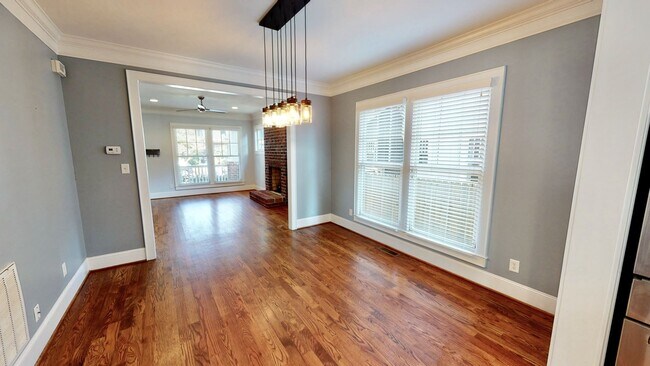 Building Photo - 2213 Roslyn Ave