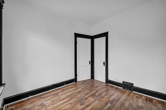 Building Photo - 12001 Oakview Ave