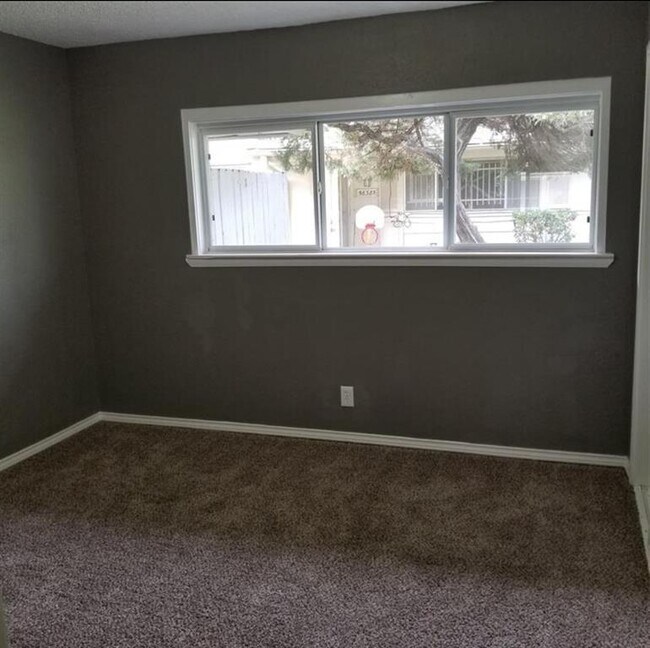 Building Photo - 5636 Birchmont Dr
