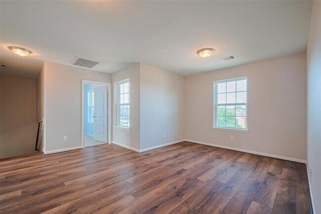 Building Photo - 5123 Oak Briar Ln