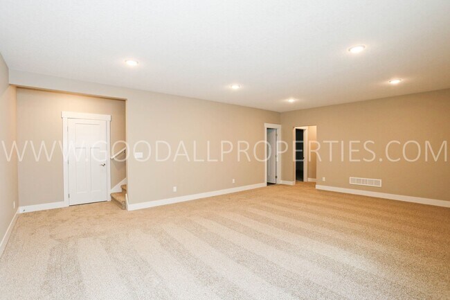 Building Photo - 4 Bedroom Ranch Home in Clive. Over 2000 sq feet of finished living area!