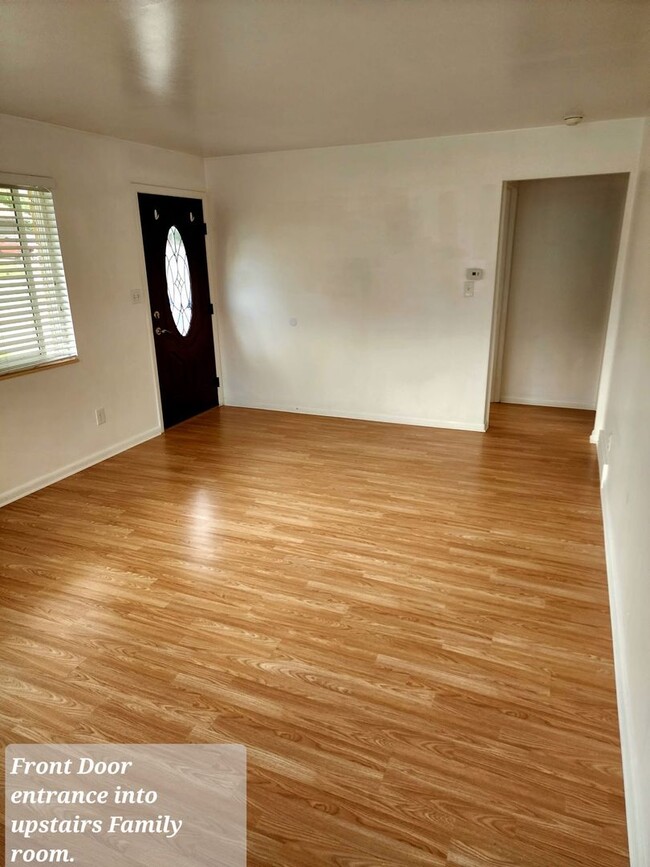 Building Photo - Beautifully updated duplex with parking an...