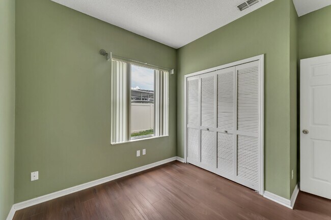 Building Photo - Spacious 6-bedroom, 3-bathroom and pool Tu...