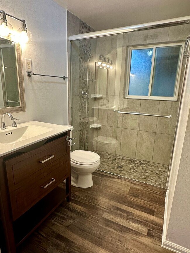 Building Photo - Updated Split-Level Gem | 5BD, 3BA | Large...