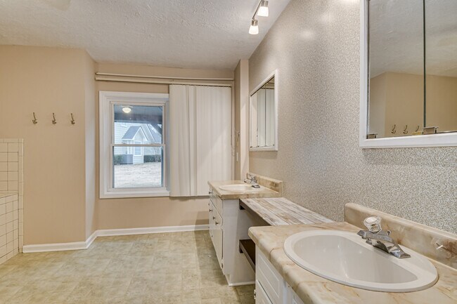 Building Photo - 4410 Goshen Lake Dr S