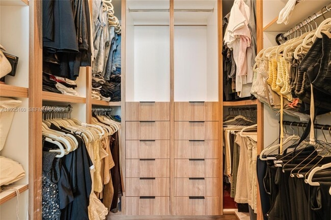 Building Photo - 460 NE 28th St