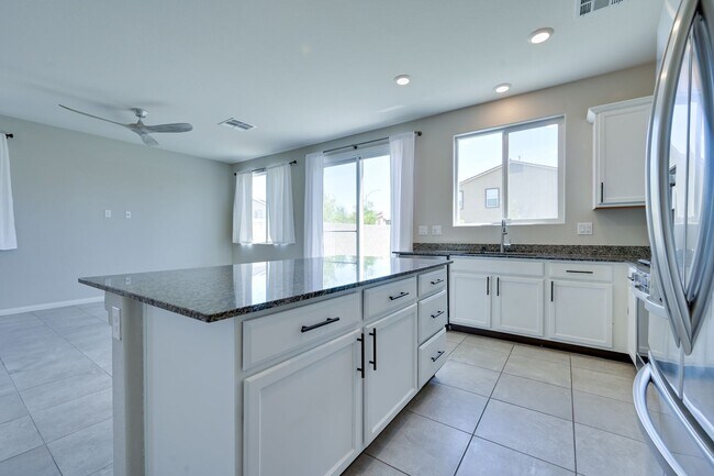 Building Photo - NW!! Solar!!  Gated!!  Bed and bath downst...