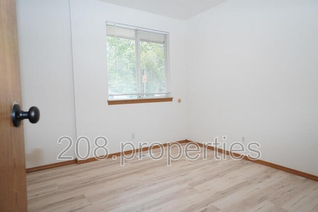 Building Photo - 3425 W Glenn St