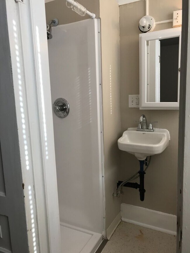 Building Photo - BEL250