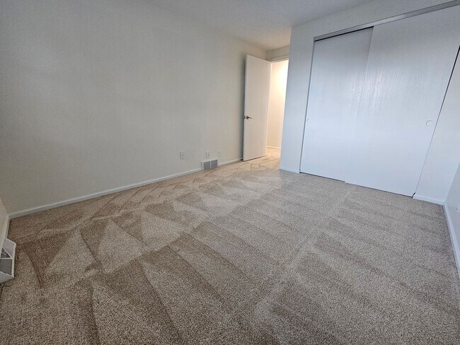 Building Photo - 3BR Townhome – Remodeled Kitchen, Garage, ...