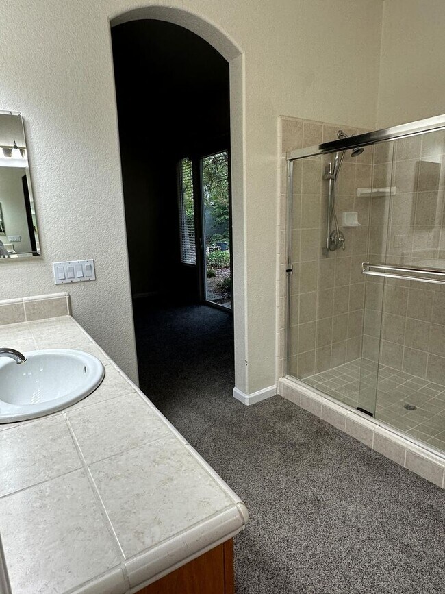 Building Photo - Charming 4 bedroom, 2 bathroom single fami...