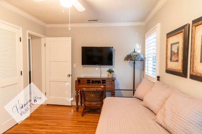 Building Photo - 1121 N Cambridge Ave