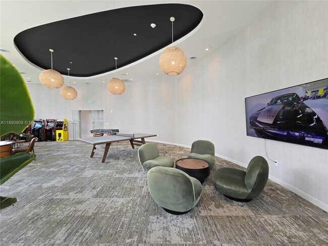 Building Photo - 700 NE 24th St