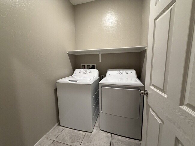 Building Photo - GATED 3 BED 3 BATH 2 CAR GARAGE TOWNHOUSE W/ BED AND BATH DOWNSTAIRS + LOFT & YARD. COMMUNITY FEA...