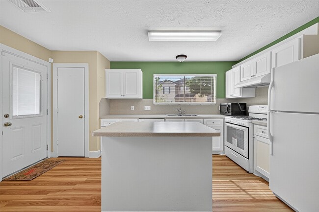 Building Photo - 15859 E Park Ct