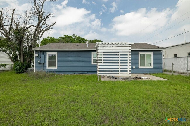 Building Photo - 810 Crockett Dr