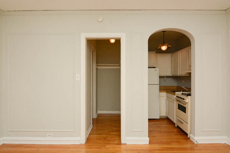 Building Photo - 843 W Wolfram St