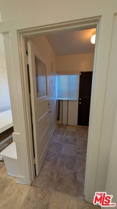 Building Photo - 1153 W 39th St