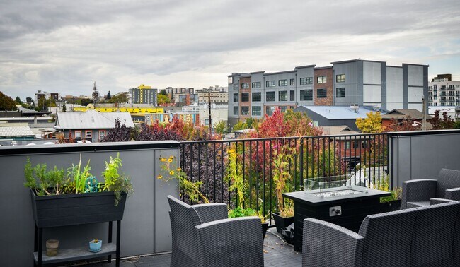 Building Photo - Modern 3 bed/ 2.5 bath townhome in Ballard!