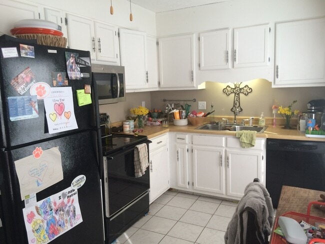 Building Photo - Spacious 3 Bedroom 2.5 Bath Townhome with Community Pool!!