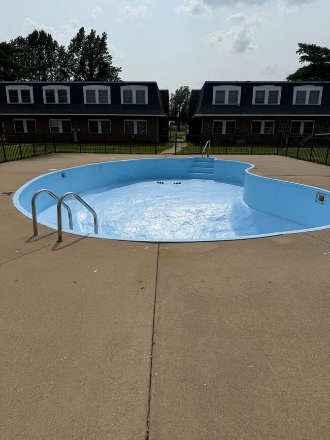 Building Photo - Newly Updated 1 Bedroom, 1 Bathroom Apartment! Close to Pool!