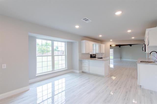 Building Photo - 16024 Plum Ln