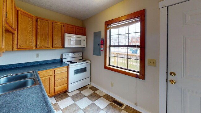 Building Photo - 1366 Indianola Ave