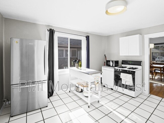 Building Photo - 647 Bryan Ave