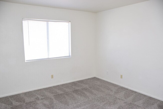 Building Photo - NORTHWEST - 2 STORY HOME - 4 BEDROOMS