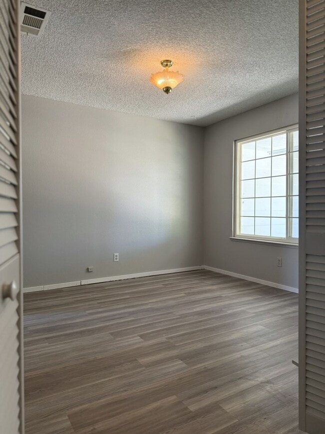 Building Photo - 3 bedroom/2 bathroom home AVAILABLE NOW!!!!
