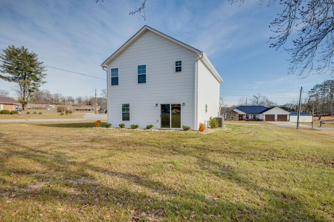 Building Photo - NEWLY BUILT 3 BED/2.5 BATH