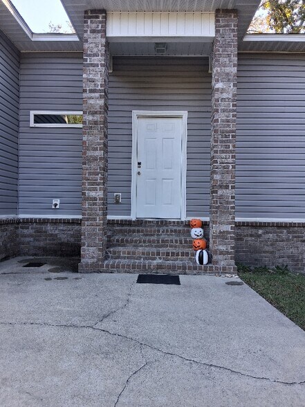 Building Photo - 272 Rainwaters St