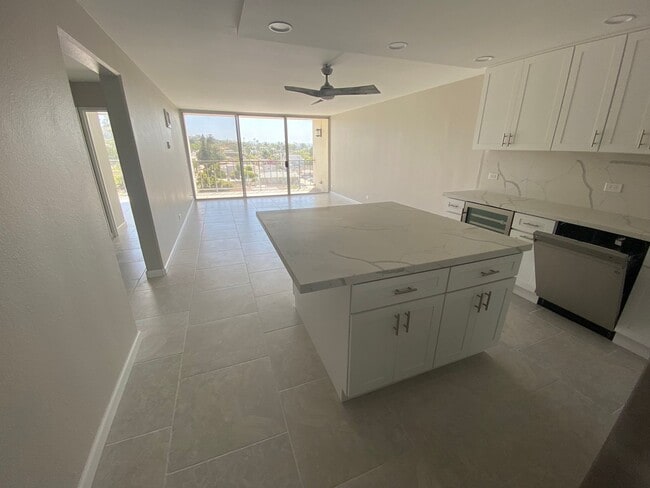 Building Photo - Pacific Beach - 3 blocks to Beach!  2bd/2ba Spacious 6th floor condo remodeled in 2022! Spectacul...