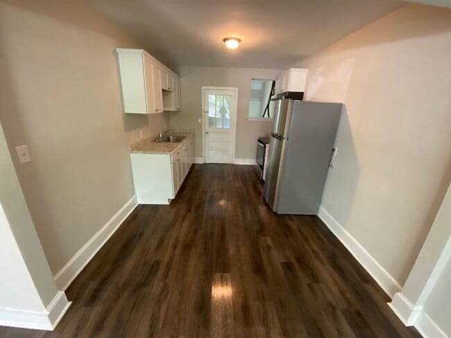 Building Photo - Renovated Duplex