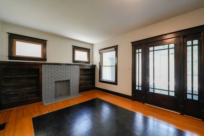 Building Photo - Check out this gem in Schnitzelburg!!