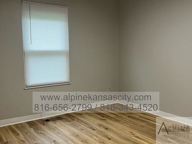 Building Photo - NE 4 Bedroom Duplex, Garage, Vouchers OK