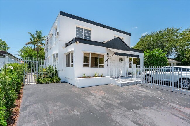 Building Photo - 2368 SW 26th St