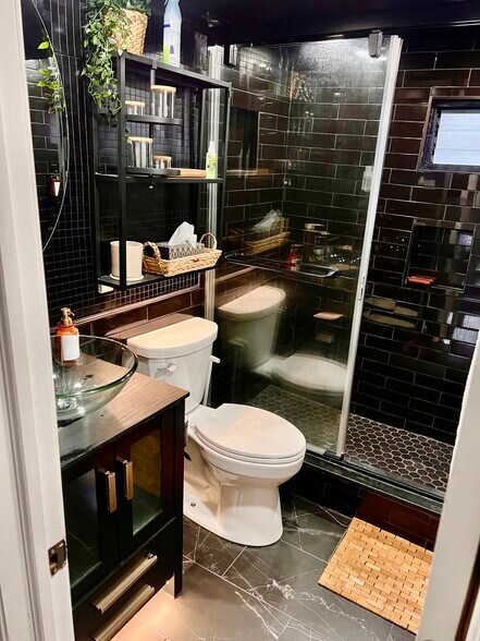 Bath - 1233 Saint James St